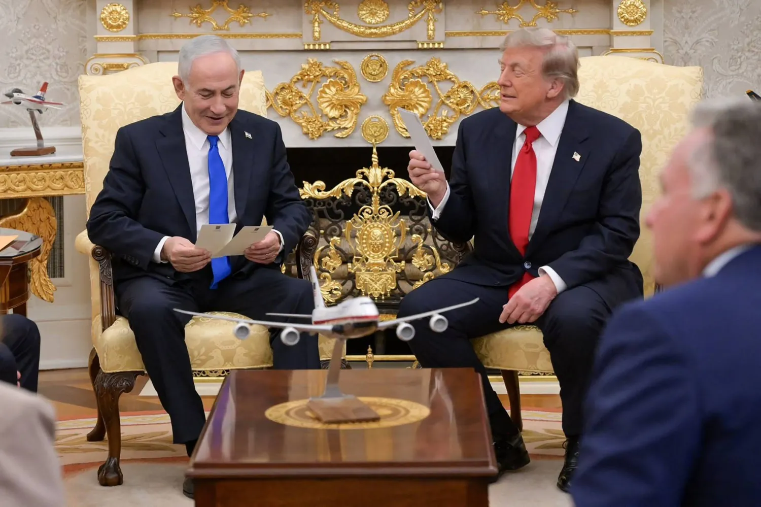 الرئيس الأميركي دونالد ترمب ورئيس الوزراء الإسرائيلي بنيامين نتنياهو خلال لقائهما في المكتب البيضاوي بالبيت الأبيض، الثلاثاء (أ.ف.ب)