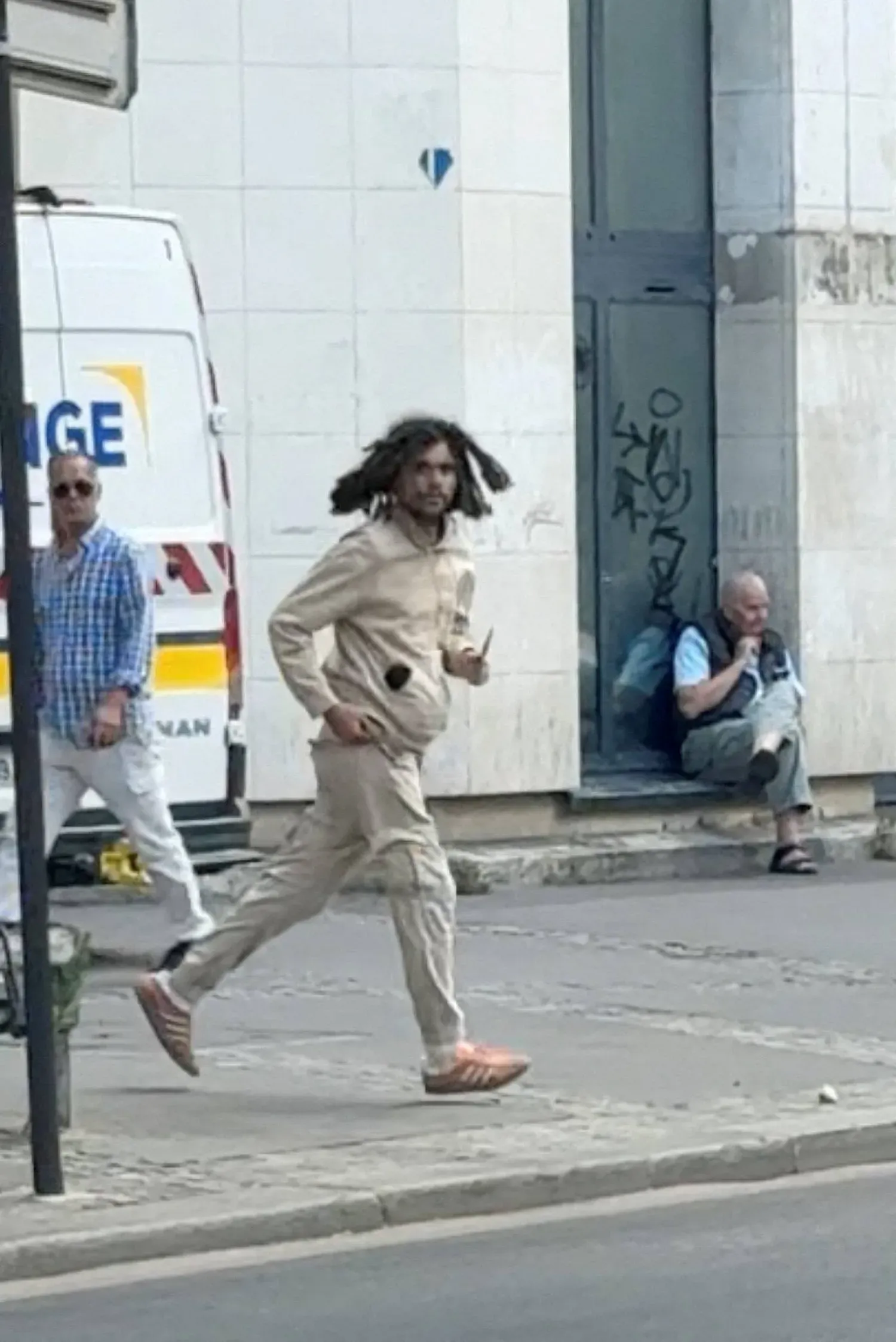 Bıçaklı bir adam, üç kadına saldırdığı gün Paris sokaklarında yürürken görüntülendi (Reuters)