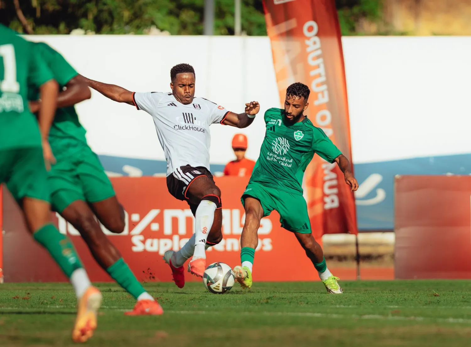 أبو الشامات ينافس لاعب فولهام على الكرة (موقع النادي الأهلي)