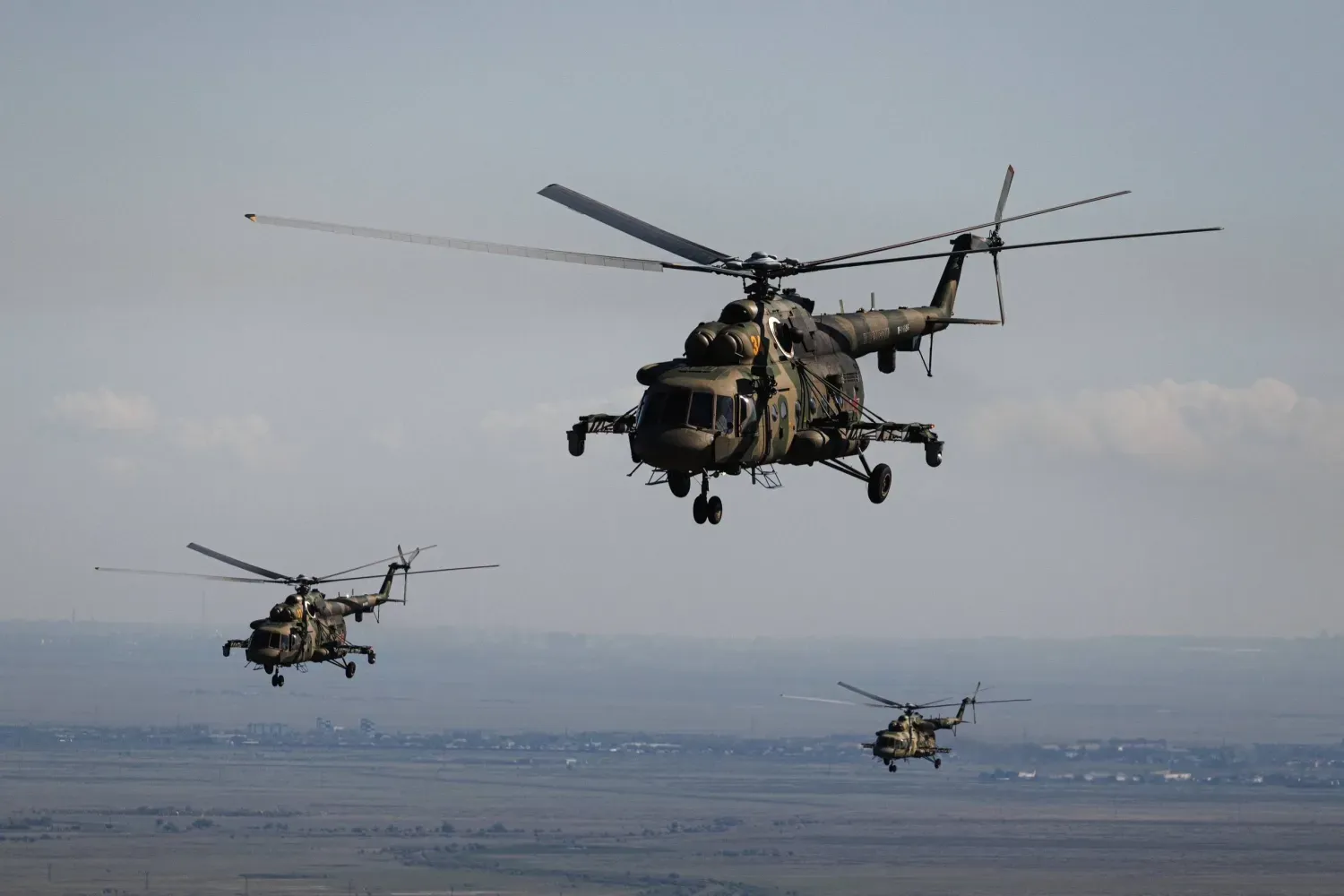 Rus helikopterleri savaş düzeninde uçuyor (AP)