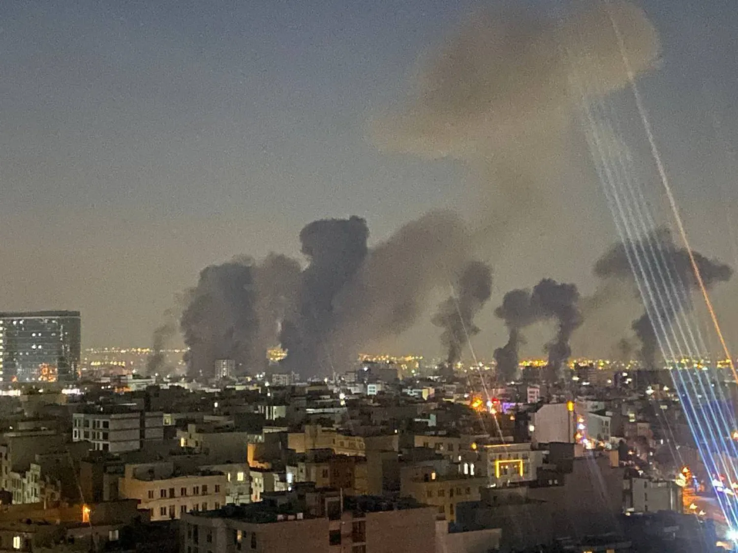 صورة تُظهِر الضربات على منطقة باستور التي تضم مقر المرشد وديوان الرئاسة ومجلس الأمن القومي فجر الجمعة 6 مارس (شبكات التواصل)