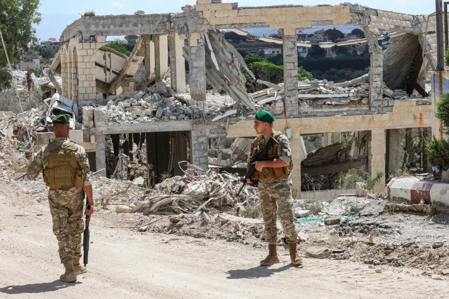 İsrail güçlerinin çekilmesinin ardından Lübnan’ın güneyindeki Zavter el-Garbiye kasabasında bulunan Lübnanlı askerler (Reuters)