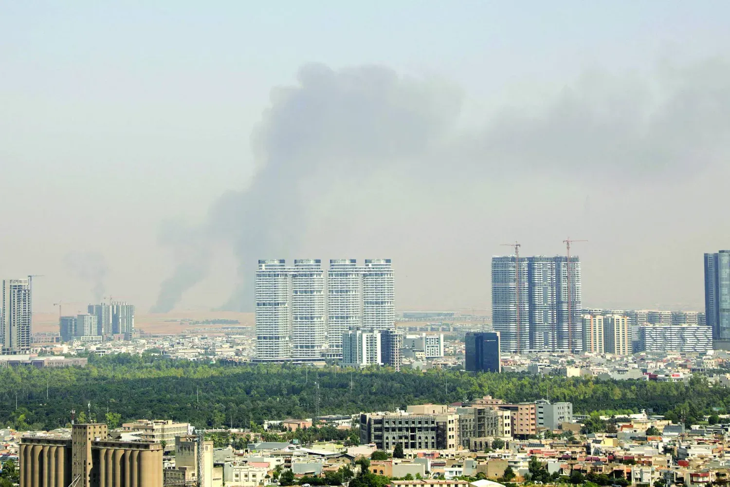 Erbil Havalimanı yakınlarında meydana gelen patlamaların ardından yükselen dumanlar, 24 Temmuz 2026 (AFP)