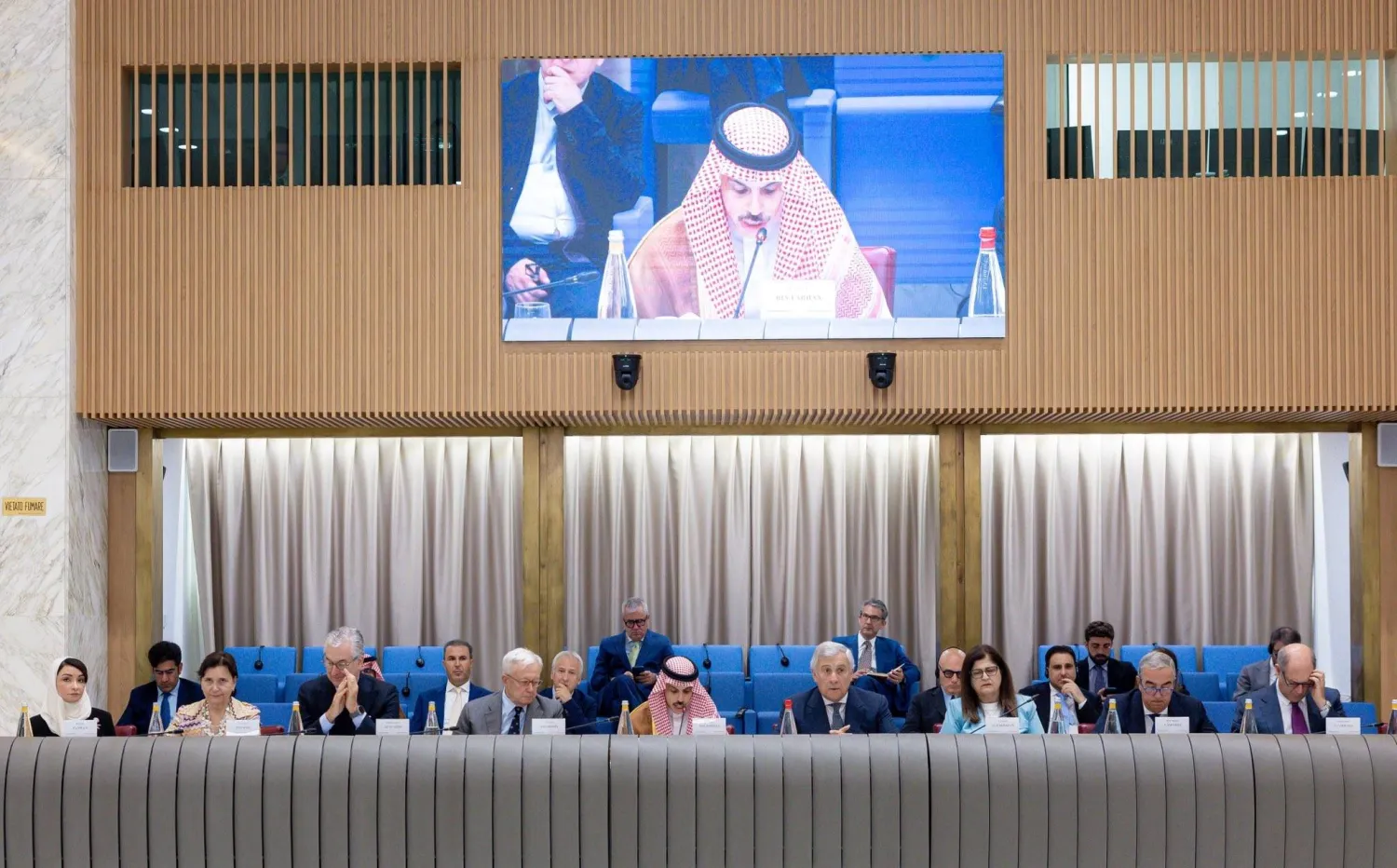 الأمير فيصل بن فرحان أكد مواصلة السعودية العمل مع الشركاء لتنفيذ الخطة الشاملة للسلام (وزارة الخارجية السعودية)