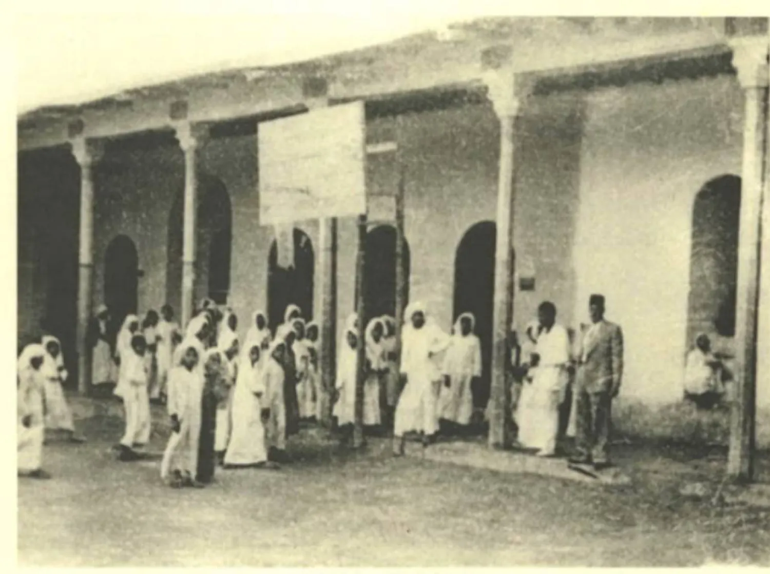 بواكير التعليم في البلاد: طلاب في المدرسة المباركية في الكويت