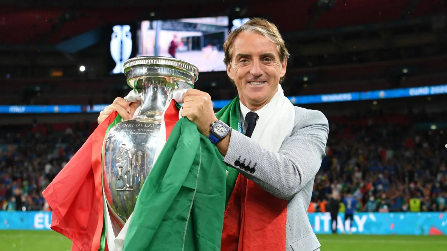 قاد مانشيني إيطاليا للفوز بكأس الأمم الأوروبية لكن فترة تدريبه شهدت جزءاً من تدهور الكرة الإيطالية (أ.ف.ب)