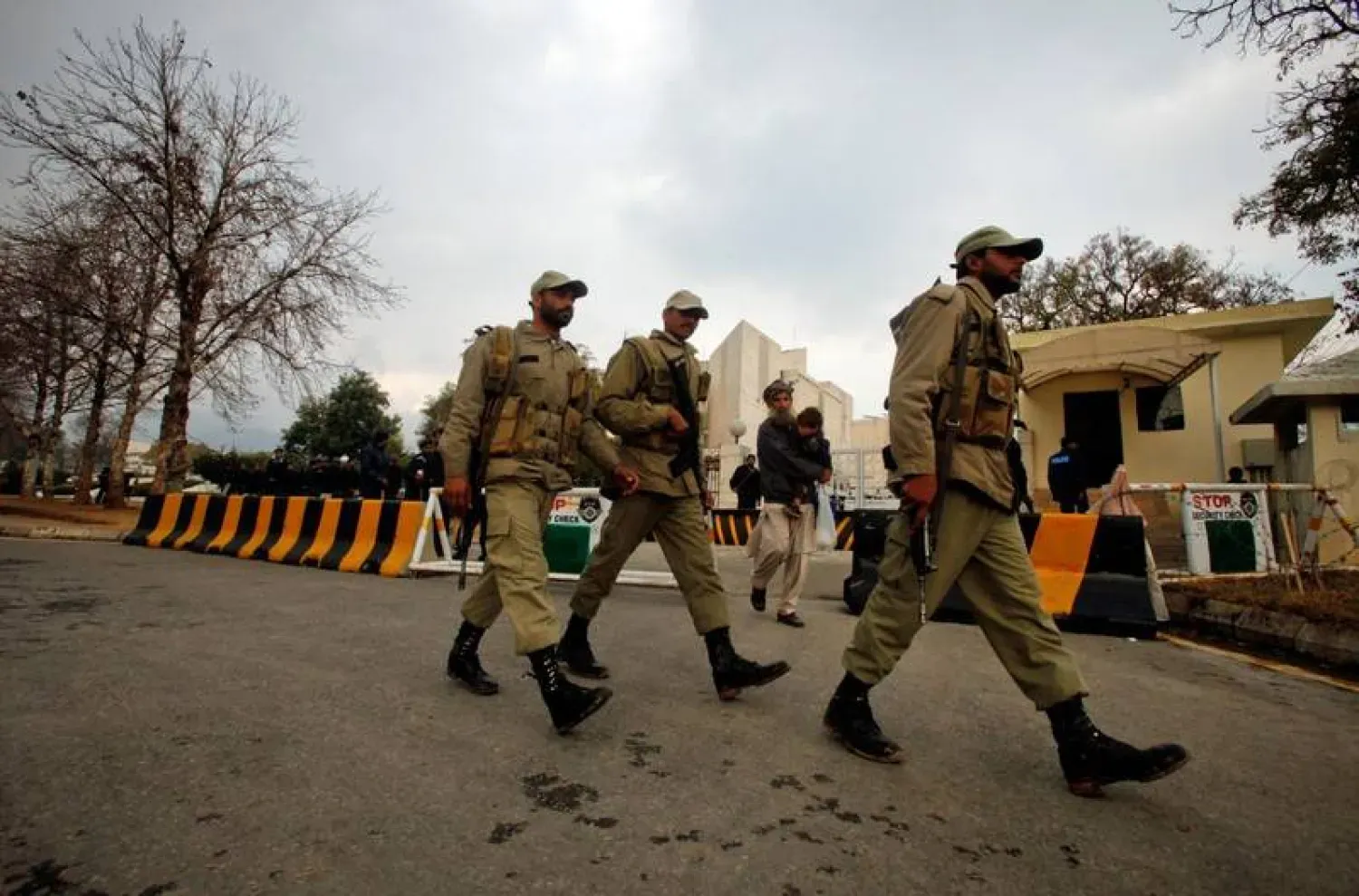 Pakistan'ın İslamabad kentindeki Yüksek Mahkeme binasının önünden geçen paramiliter birliklere ait askerler (Arşiv- Reuters)