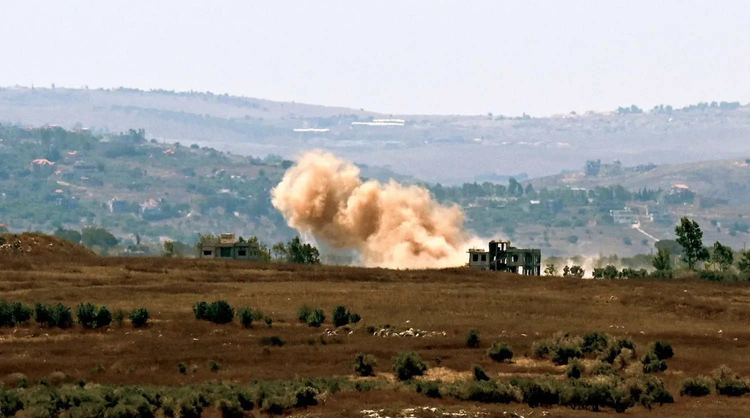 İsrail ordusunun gerçekleştirdiği bombalamanın ardından Lübnan'ın güneyindeki Kantara kasabasında duman yükseliyor (AFP)