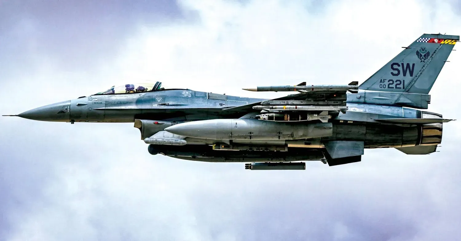 ABD'ye ait bir F-16 savaş uçağı Ortadoğu üzerinde uçuyor, (CENTCOM)