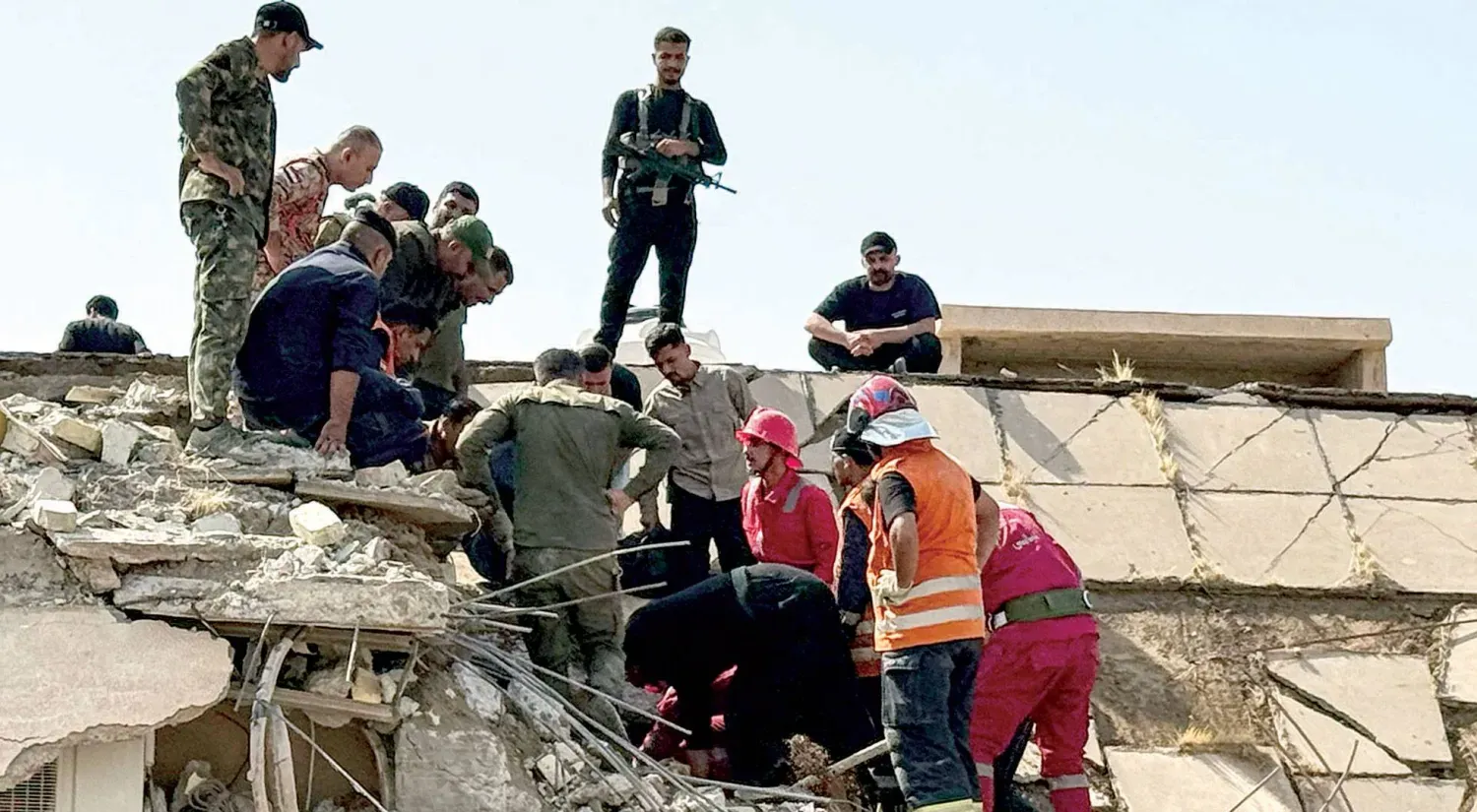 Dün Irak’ın Diyala ilindeki Mukaddasiye ilçesinin kuzeyinde düzenlenen hava saldırısının gerçekleştiği bölgede güvenlik ve sivil savunma görevlileri çalışırken (AFP)