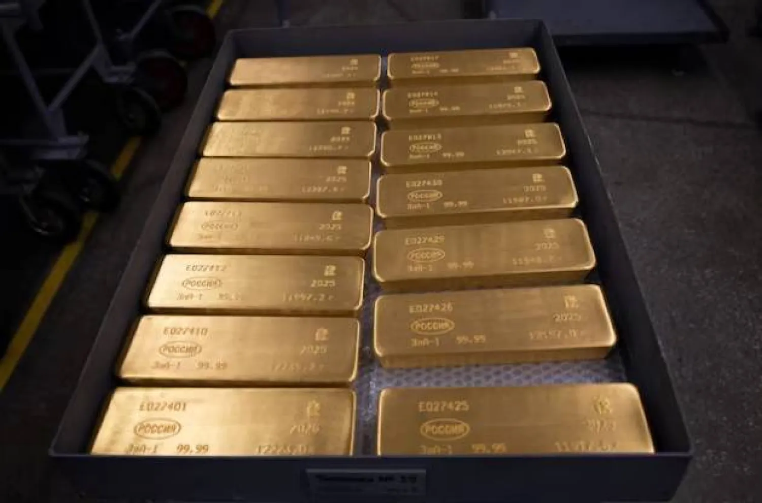 سبائك من الذهب داخل إحدى ورش الإنتاج في مصنع «كراستسفيتميت» للمعادن النفيسة بمدينة كراسنويارسك في سيبيريا (رويترز)