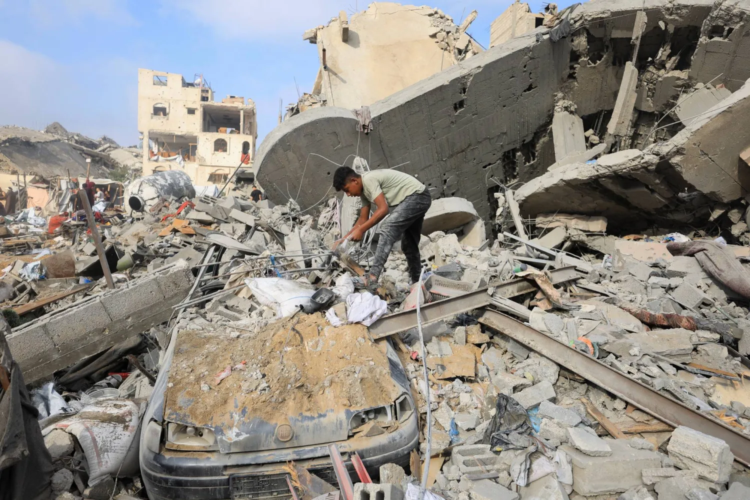 طفل فلسطيني يتفقد موقع الغارة الإسرائيلية التي استهدفت مدينة غزة (رويترز)