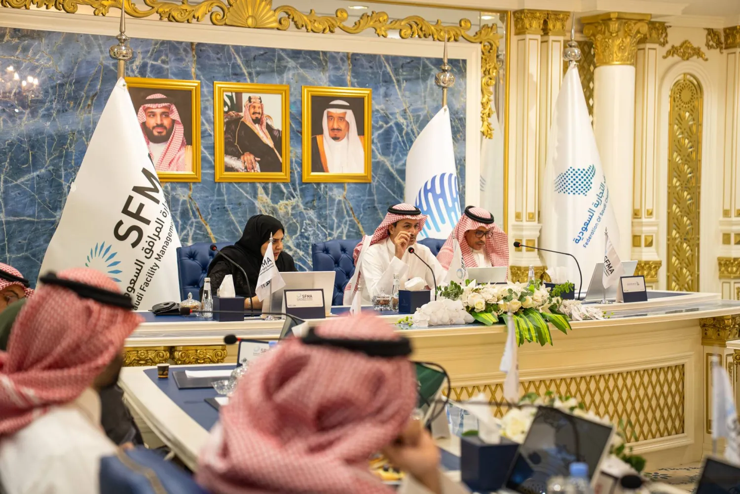القحطاني متحدثاً للحضور خلال المؤتمر الصحافي المقام في اتحاد الغرف السعودية بالرياض (الشرق الأوسط)
