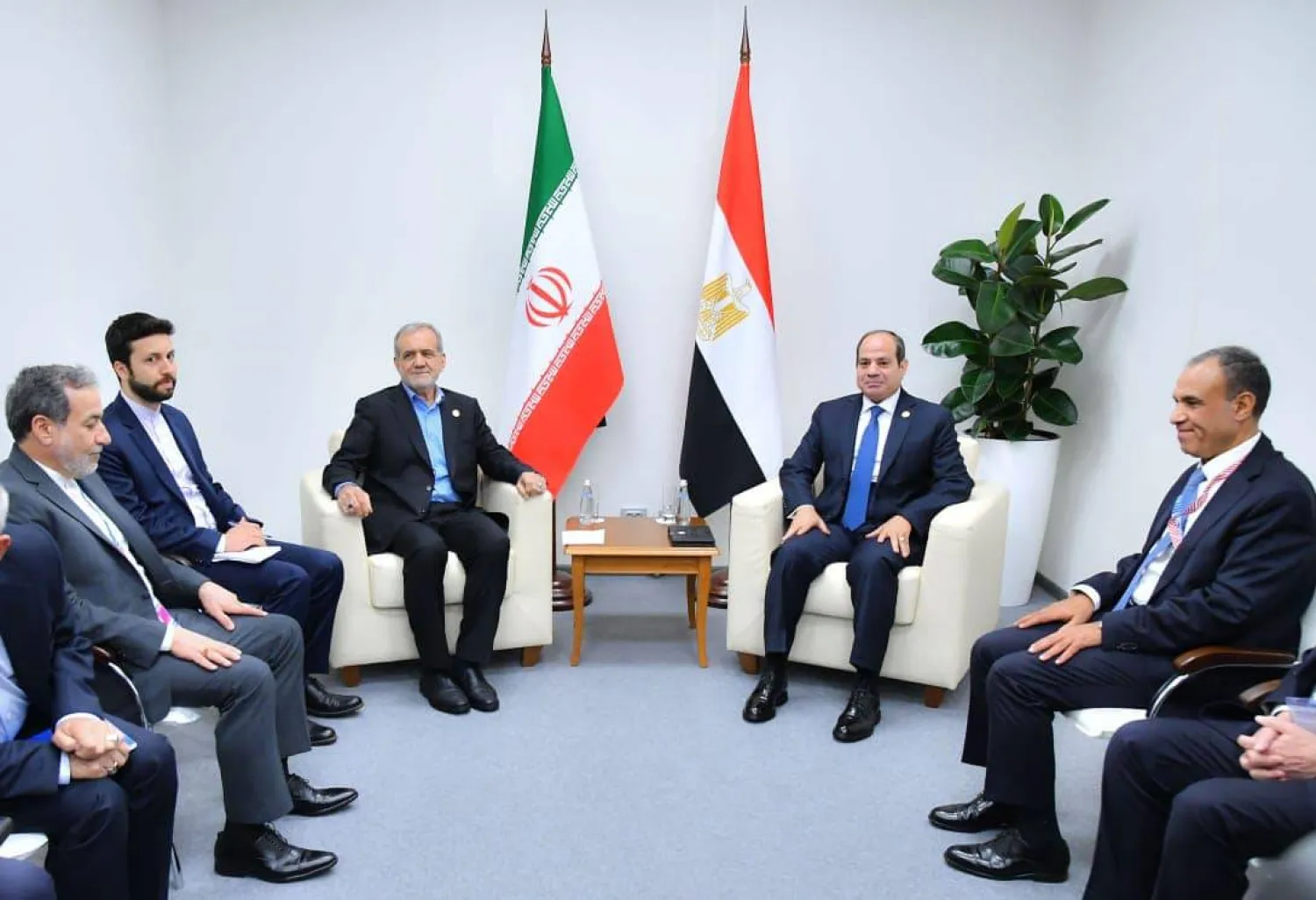 الرئيس المصري عبد الفتاح السيسي يلتقي الرئيس الإيراني مسعود بزشكيان على هامش قمة تجمع «بريكس» بمدينة قازان الروسية في أكتوبر 2024 (الرئاسة المصرية)