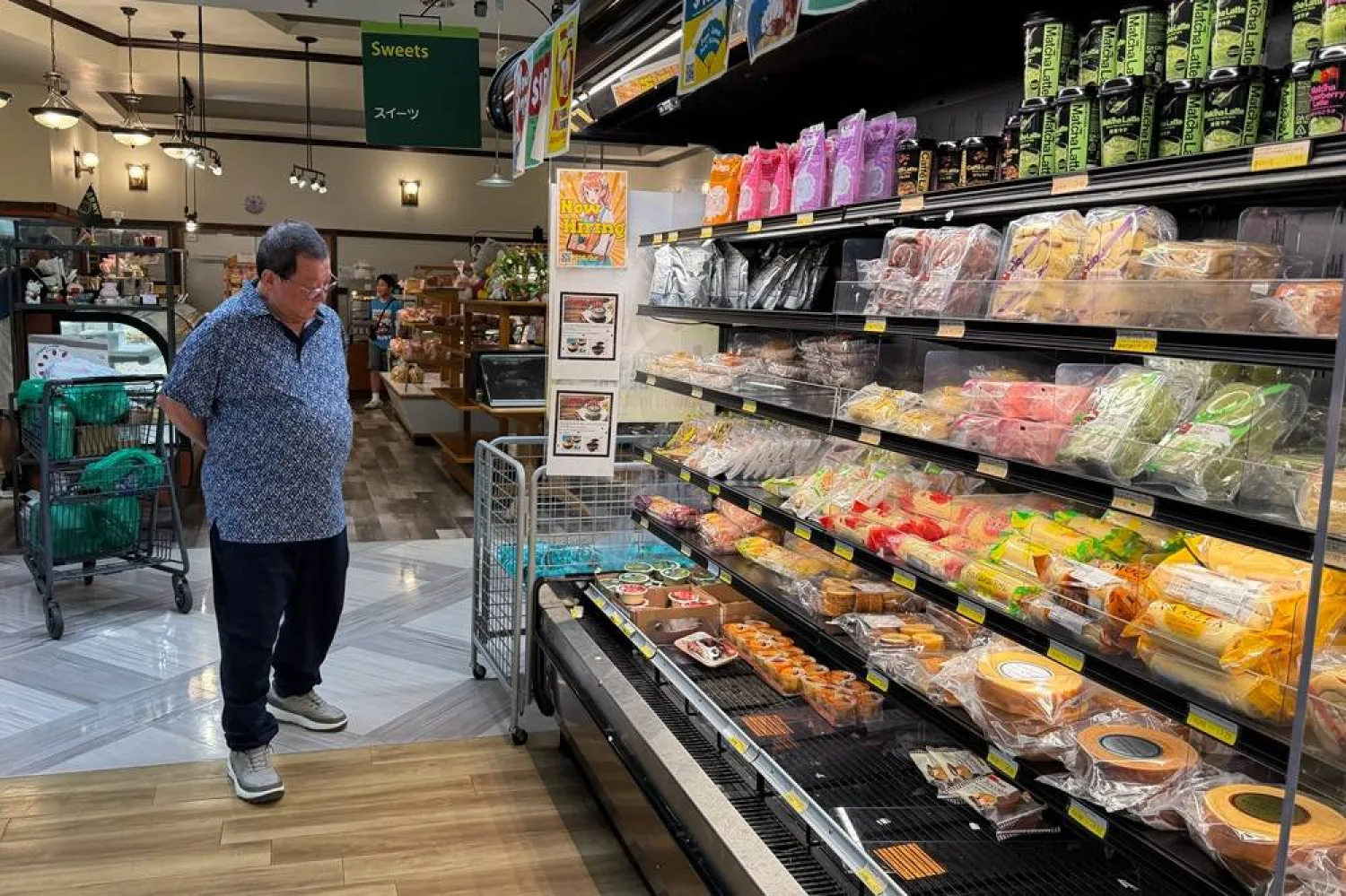  A customer shops at a grocery store in Arlington Heights, Ill., Monday, July 6, 2026. (AP) 