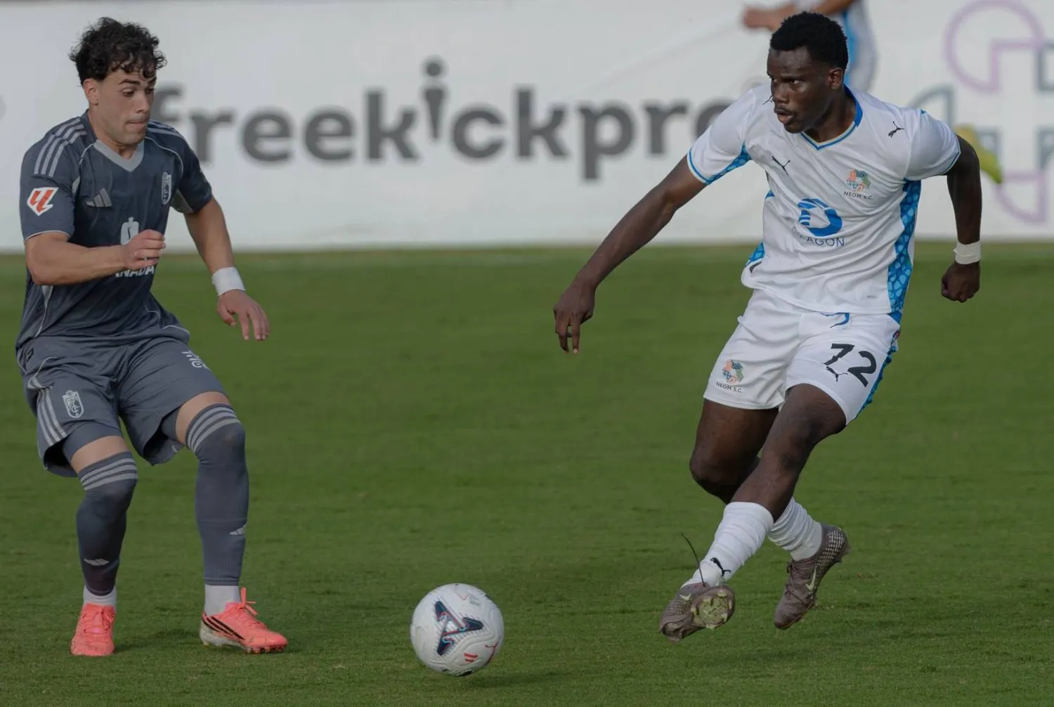 كونيه لاعب نيوم خلال مشاركته في ودية غرناطة قبل أيام (موقع نادي نيوم)