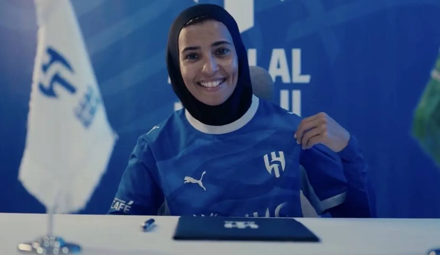 تهاني الزهراني بعد توقيع العقد مع الهلال (موقع النادي)