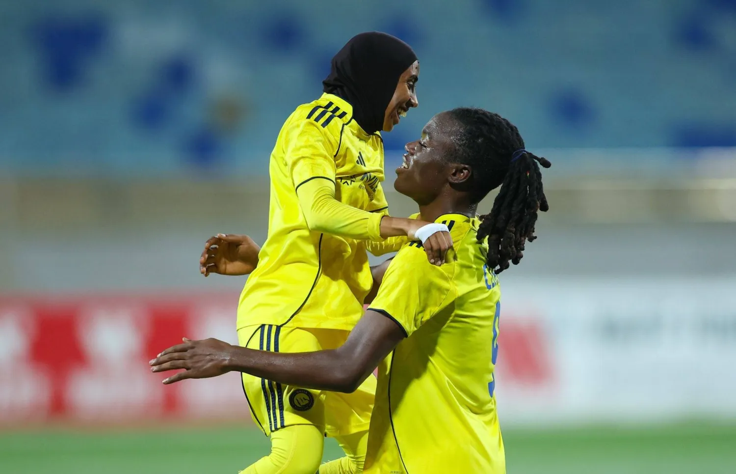كلارا تحتفل بأحد أهدفها في المباراة (موقع نادي النصر)