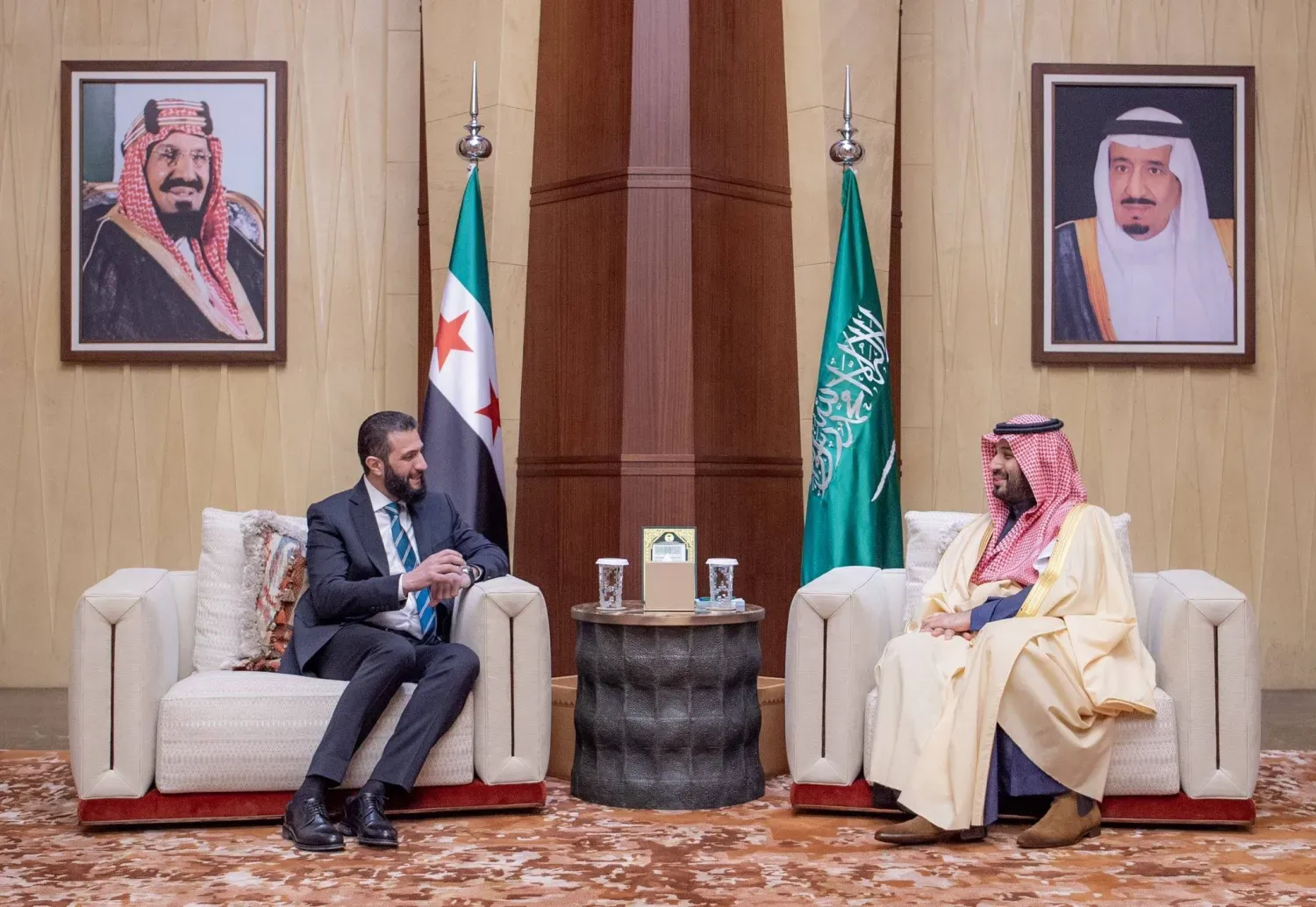 Fotoğraf: Suudi Arabistan Veliaht Prensi Muhammed bin Selman'ın, daha önce Riyad'da Suriye Cumhurbaşkanı Ahmed Şara ile gerçekleştirdiği görüşmeden bir kare. (SPA)