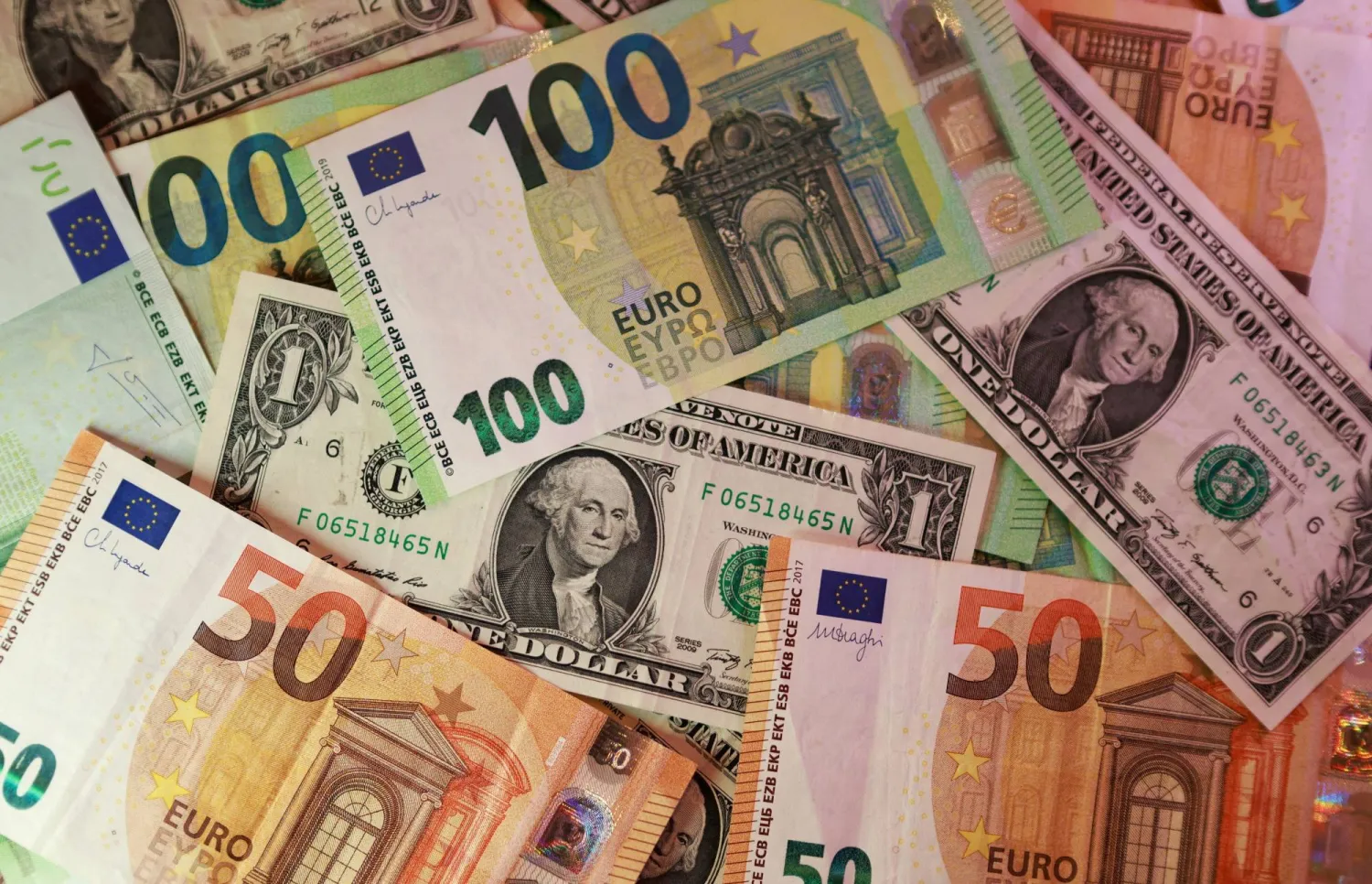 أوراق نقدية من الدولار الأميركي واليورو (رويترز)