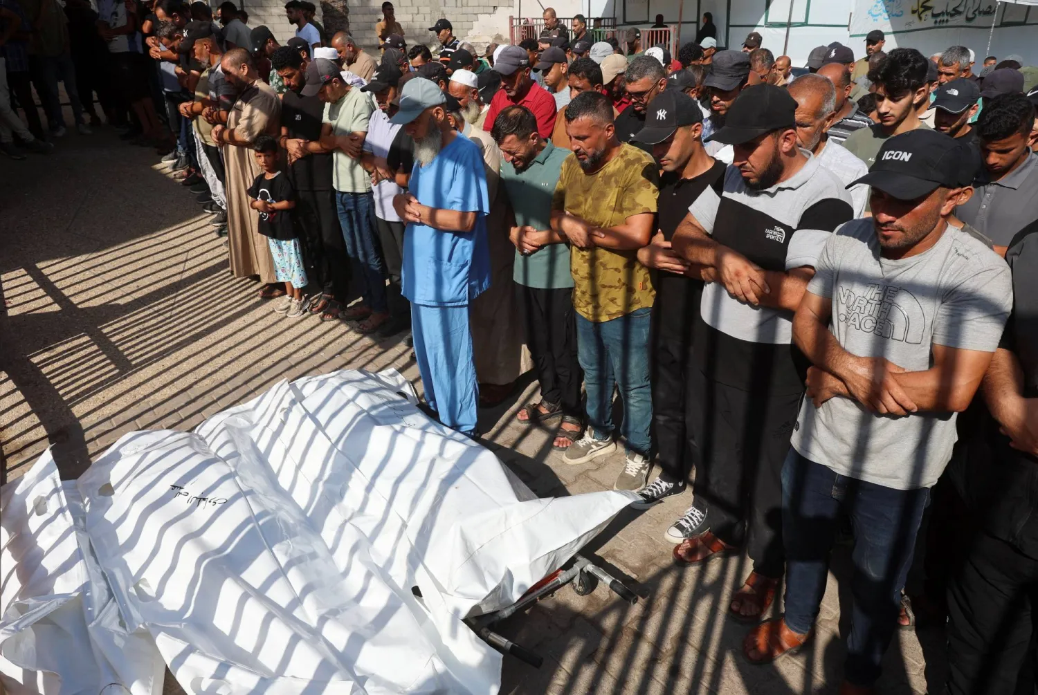 فلسطينيون يشيعون ضحايا غارة إسرائيلية في خان يونس جنوب غزة (أرشيفية - رويترز)