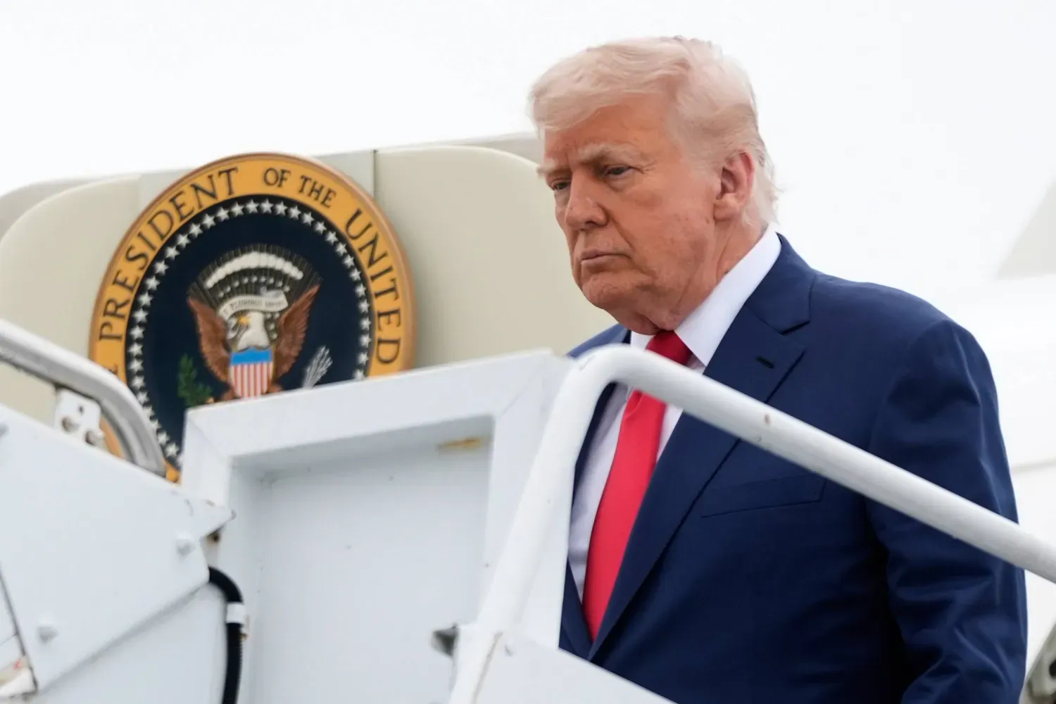 ABD Başkanı Donald Trump, Camp David'e gitmek üzere Haggerstown Havaalanı'na indikten sonra Air Force One uçağından indi (AP)