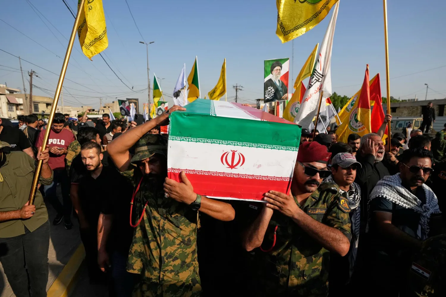 مشيّعون يحملون جثمان أحد المستشارين الإيرانيين الذين قُتلوا في العراق (أ.ب)
