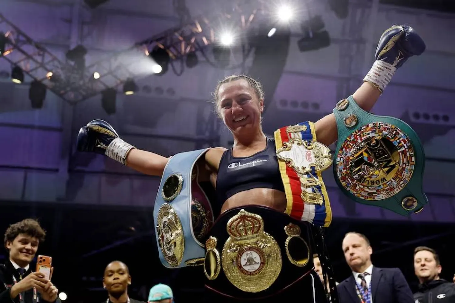 الملاكمة إيلي سكوتني (رويترز)