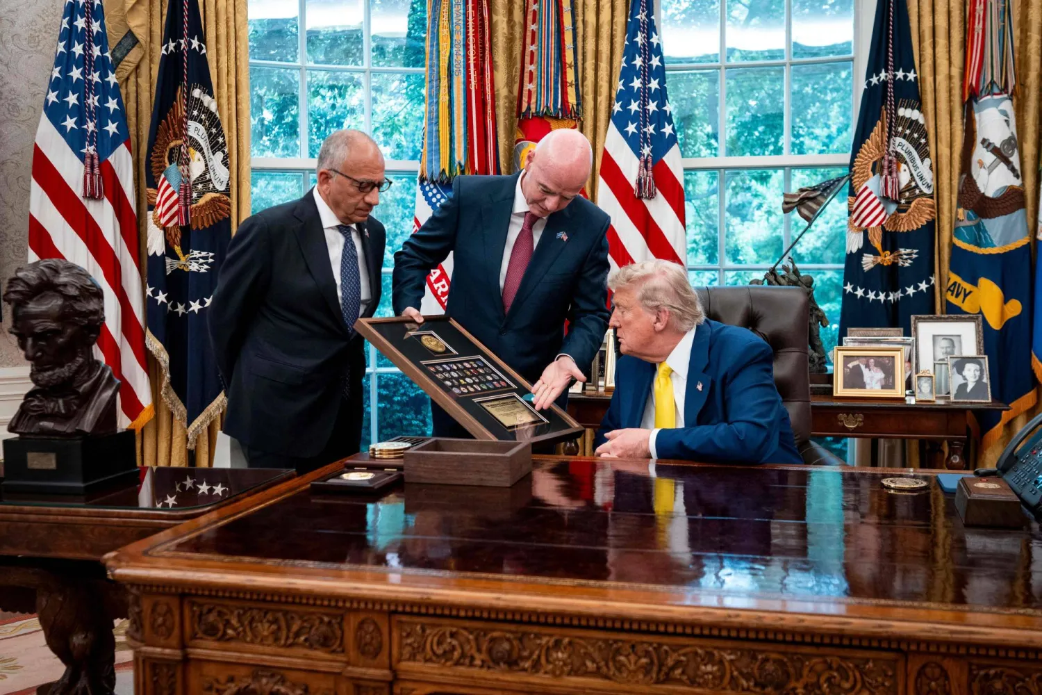 الرئيس الأميركي دونالد ترمب مع جياني إنفانتينو رئيس «فيفا» في المكتب البيضاوي (أ.ف.ب)
