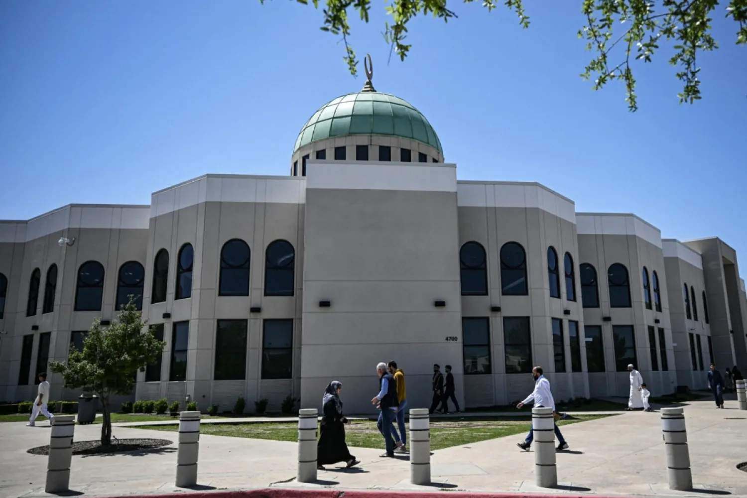 Teksas Eyaleti'nin Plano kentinde, Müslüman cemaate hizmet vermek üzere bir cami ve İslami eğitim verilen bir medresenin olduğu komplekse yönelik Müslümanları hedef alan tehditlerin arttığı bir dönemde Cuma namazını kılmak için camiye akın eden Müslümanlar, 11 Nisan 2025 (AFP)