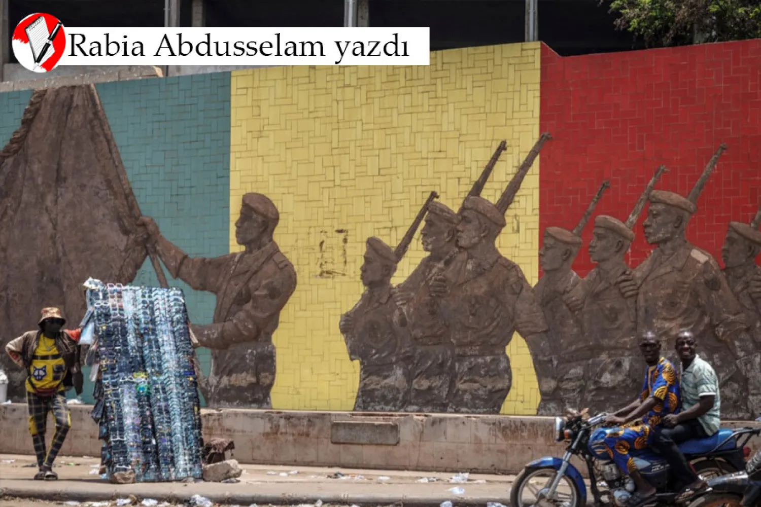 Mali'nin başkenti Bamako'da bir askeri anıt, 26 Nisan 2026 (AFP)