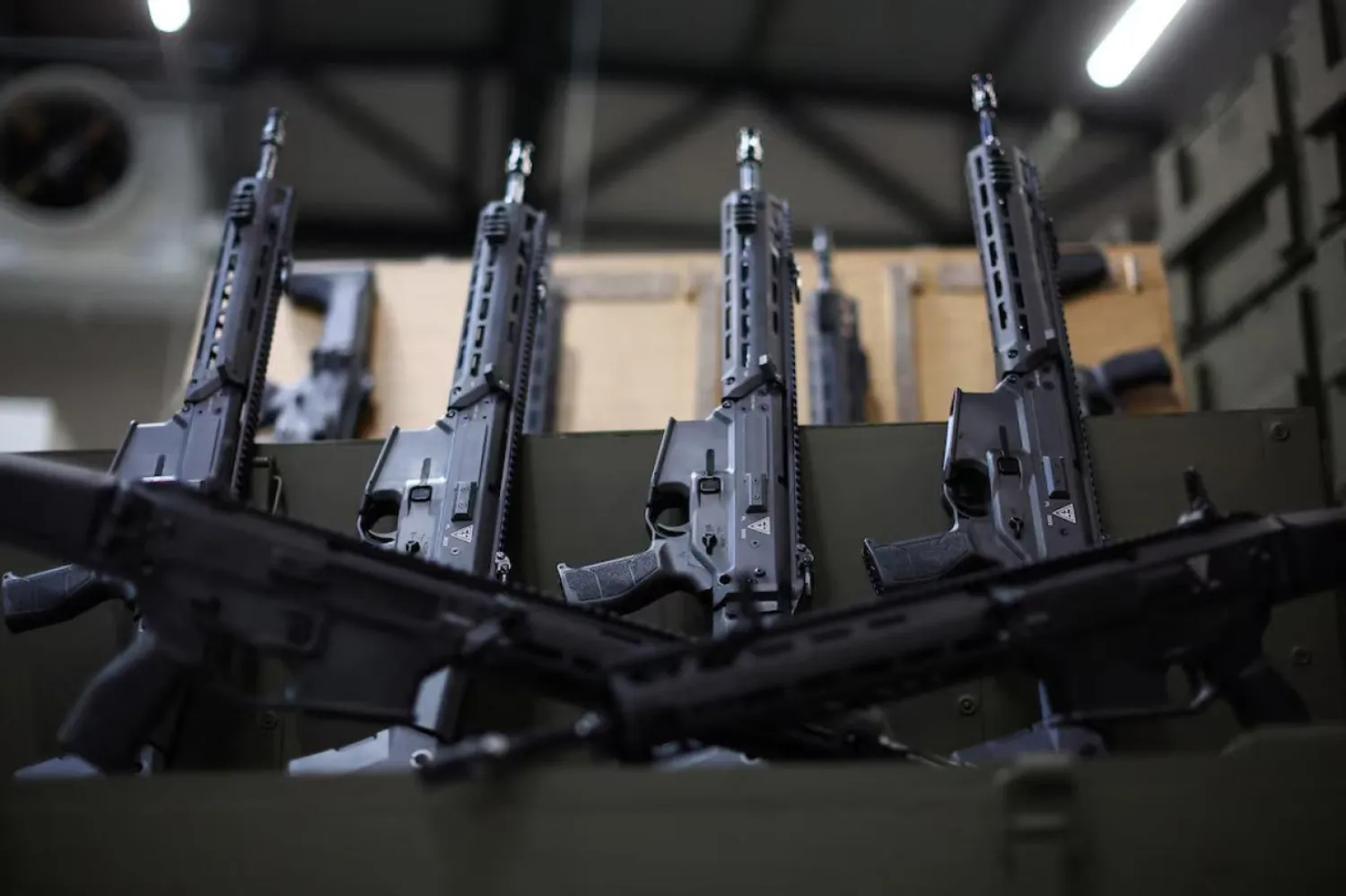 Ukrayna yönetimi, savaşta kullanılan silahların karaborsa üzerinden satıldığına dair iddiaları yalanladı (Reuters)