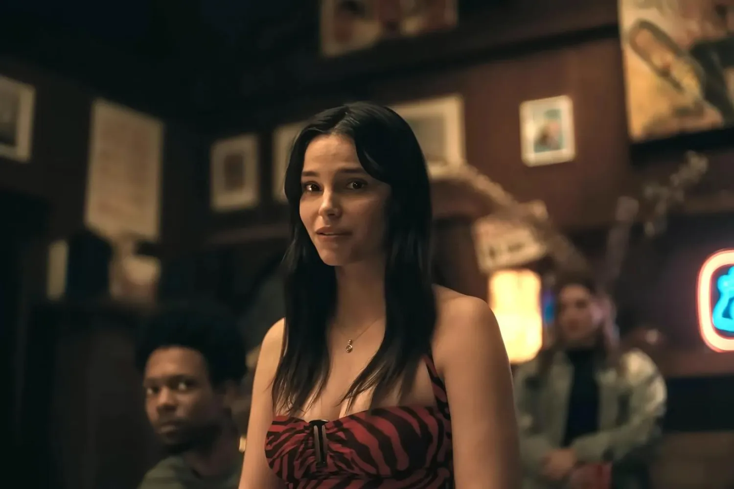 25 yaşındaki Inde Navarrette, Saplantı'da bir büyü sonucunda hayatı ve duyguları radikal bir değişim geçiren Nikki rolünde (Focus Features)