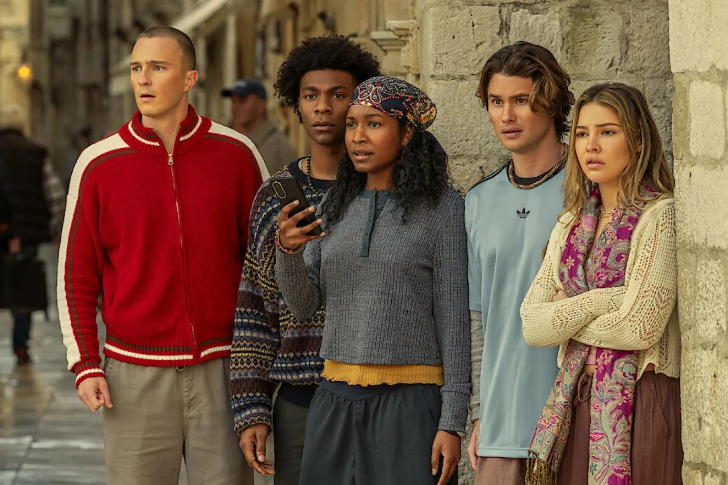 Outer Banks, Kuzey Karolina'daki zenginler ve fakirler arasında bölünmüş bir adada, kayıp bir hazinenin peşine düşen gençlerin maceralarını anlatıyor (Netflix)