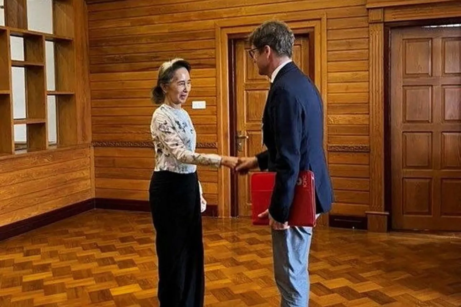 Su Çi, ülkede demokrasi mücadelesi yürüttüğü yıllarda uzun süre hapis ve ev hapsinde kalmış, 1991'de Nobel Barış Ödülü'ne layık görülmüştü (Reuters)