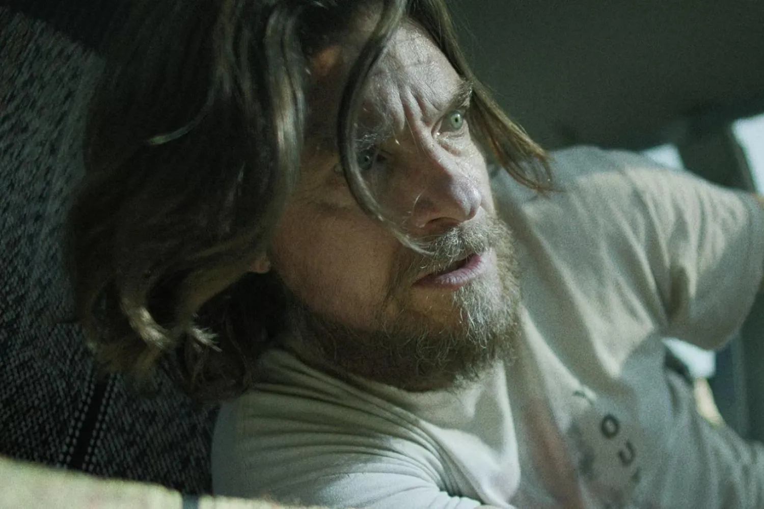 57 yaşındaki Jason Bateman, Black Rabbit'te başı sürekli belaya giren ve kötü kararlar alan sorunlu Vince Friedken karakterini canlandırıyor (Netflix)