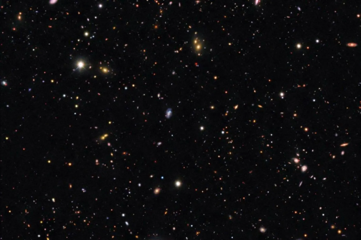 Bu görüntü, 21 Mart 2026'da Einstein Sondası tarafından tespit edilen SN 2026gzf süpernovasının kaynak yıldızının çevresindeki alanı gösteriyor. Süpernova kaynak yıldızı, görüntünün merkezinde yer alan galaksi içinde parlak mavi bir nokta olarak görülüyor (CTIO/NOIRLab/DOE/NSF/AURA Görüntüsü)