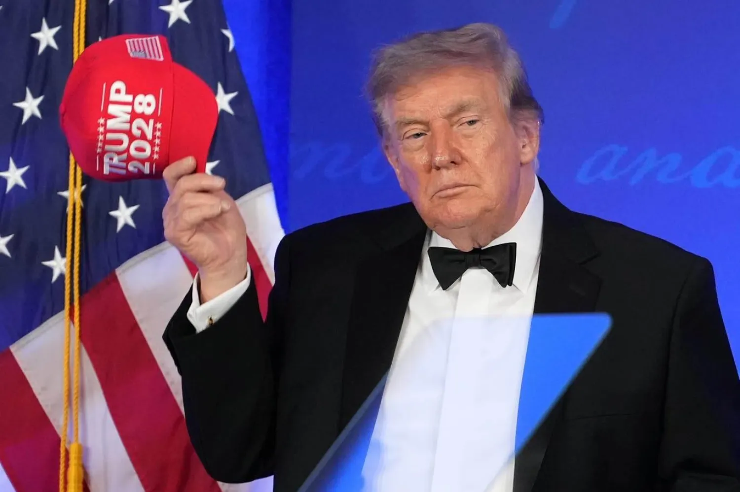 ABD Başkanı, üçüncü dönem için aday olmasının yasal olarak engellendiğini kabul etmesine rağmen, sık sık Trump 2028 şapkasını takıyor (AP)