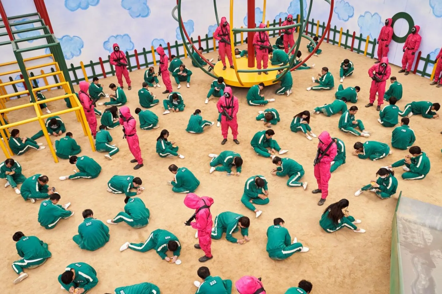 Squid Game, borç batağındaki 456 kişinin, devasa bir para ödülü için hayatlarını riske atarak geleneksel çocuk oyunlarının ölümcül versiyonlarında yarışmasını anlatıyordu (Netflix)