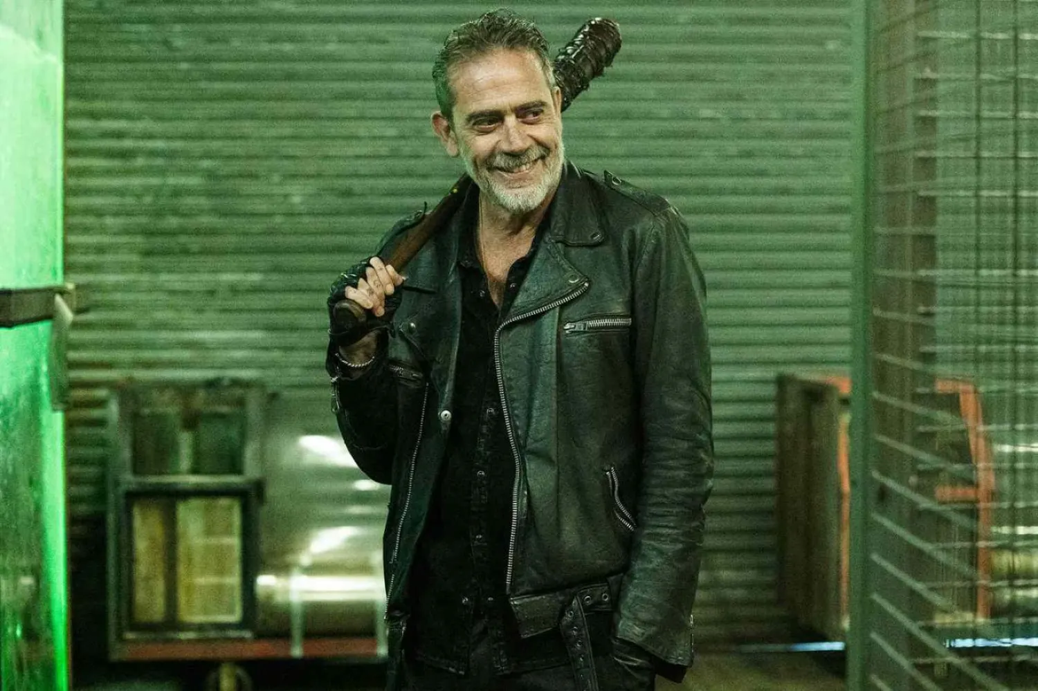 Jeffrey Dean Morgan'ın canlandırdığı Negan, The Walking Dead evreninde Glenn ve Abraham gibi sevilen karakterleri acımasızca katleden zalim bir liderken zamanla daha karmaşık, insani yönleriyle öne çıkan bir figüre dönüştü (AMC)