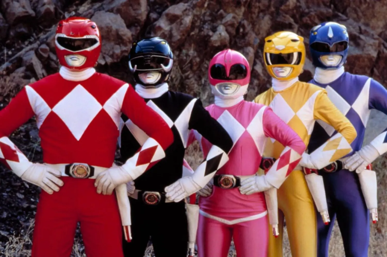 1993'te başlayan dizinin ilk iki sezonunda Siyah Ranger'ı siyah, Sarı Ranger'ıysa Asyalı bir oyuncunun canlandırması, ırkçılık eleştirilerine neden olmuştu (Saban Entertainment)