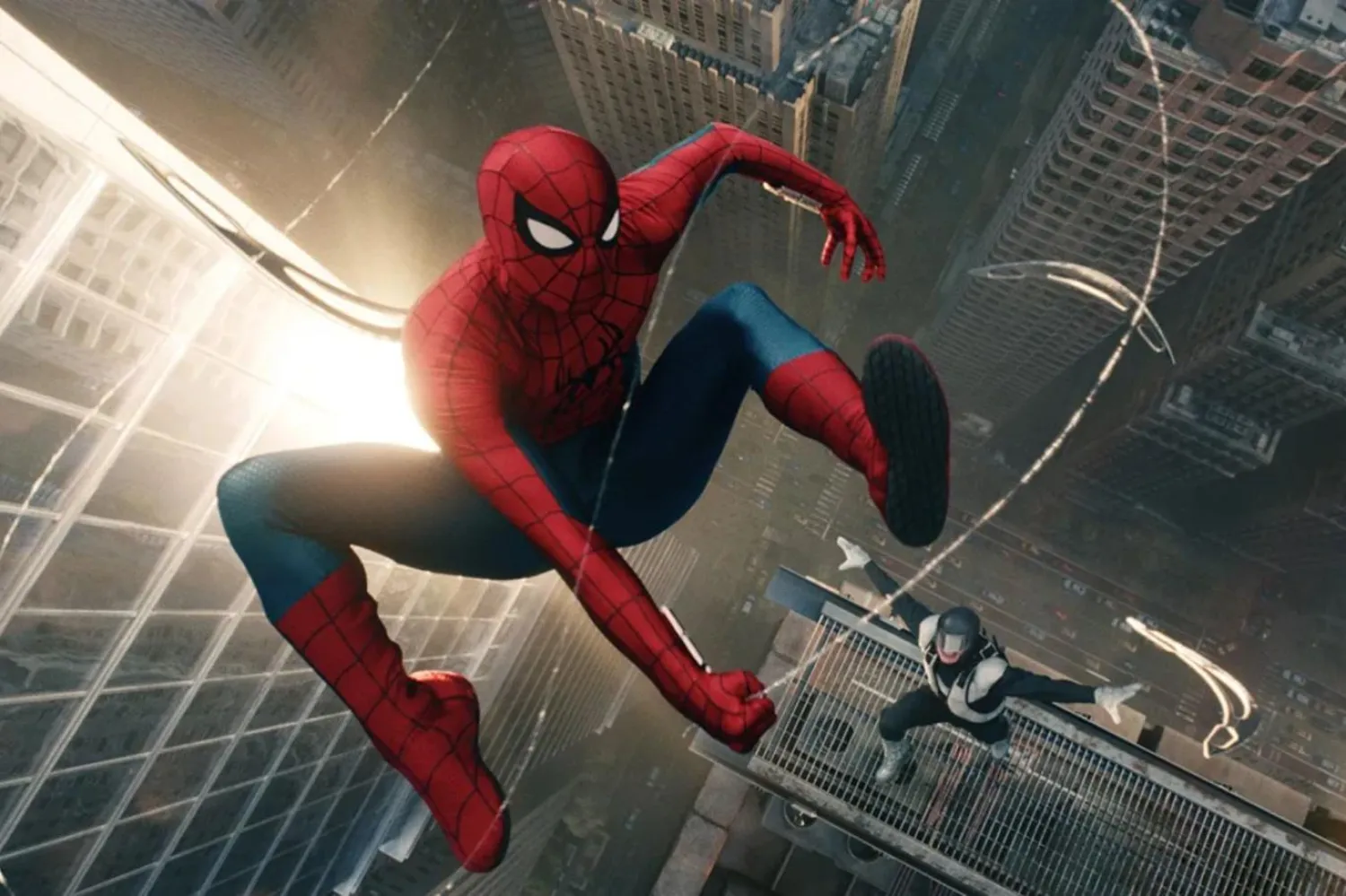 Oyunculuk kariyerine çocuk yaşta tiyatro sahnelerinde başlayan Tom Holland, Örümcek-Adam: Yepyeni Bir Gün'de ünlü süper kahramanı 4. kez canlandırıyor (Sony)