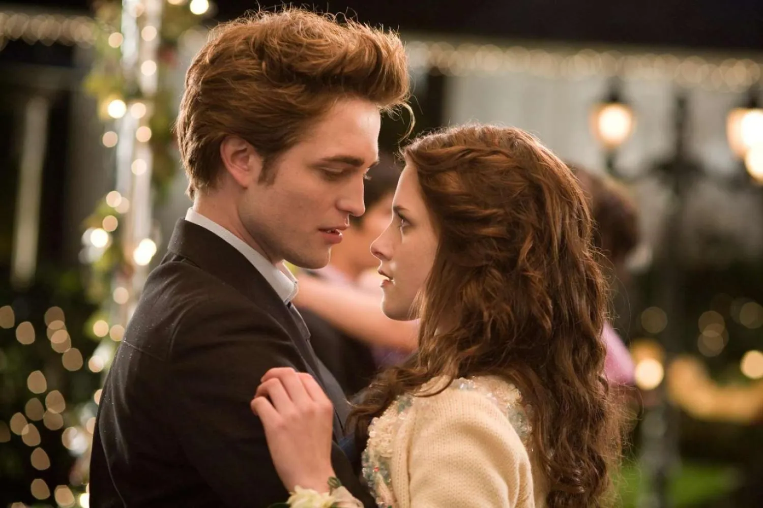 Alacakaranlık, 17'sindeki Bella Swan'ın Forks kasabasına babasının yanına taşınmasını ve orada 108 yaşındaki vampir Edward'la yaşadığı tehlikeli ve tutkulu aşkı anlatıyor (Summit Entertainment)