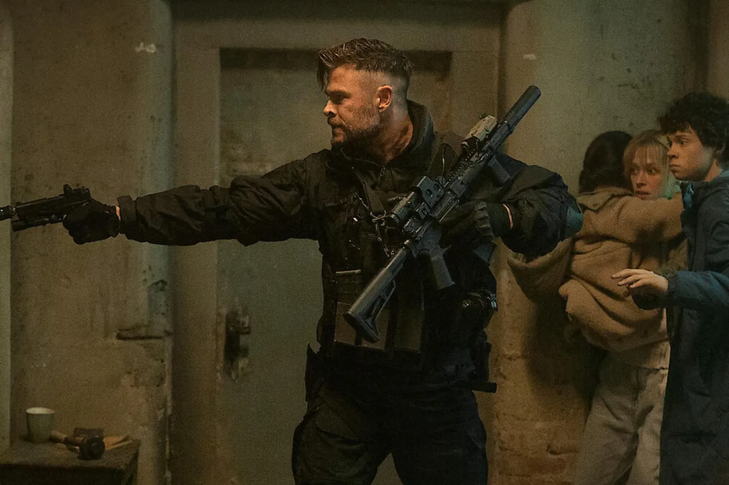 2023 yapımı Extraction 2'de Chris Hemsworth, ilk filmde ölümden son anda kurtulan korkusuz paralı asker Tyler Rake karakterini yeniden canlandırmıştı (Netflix)
