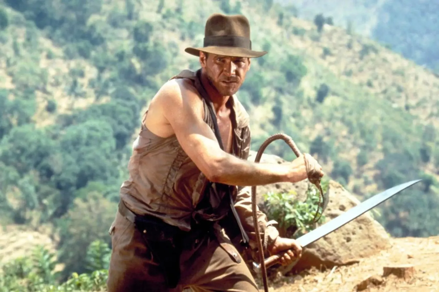 Amerikalı oyuncu Harrison Ford, 1981'de başlayan seride fedora şapkası, kamçısı ve deri yeleğiyle sinema tarihinin en ikonik karakterlerinden Indiana Jones'u başarıyla canlandırdı (LucasFilm)