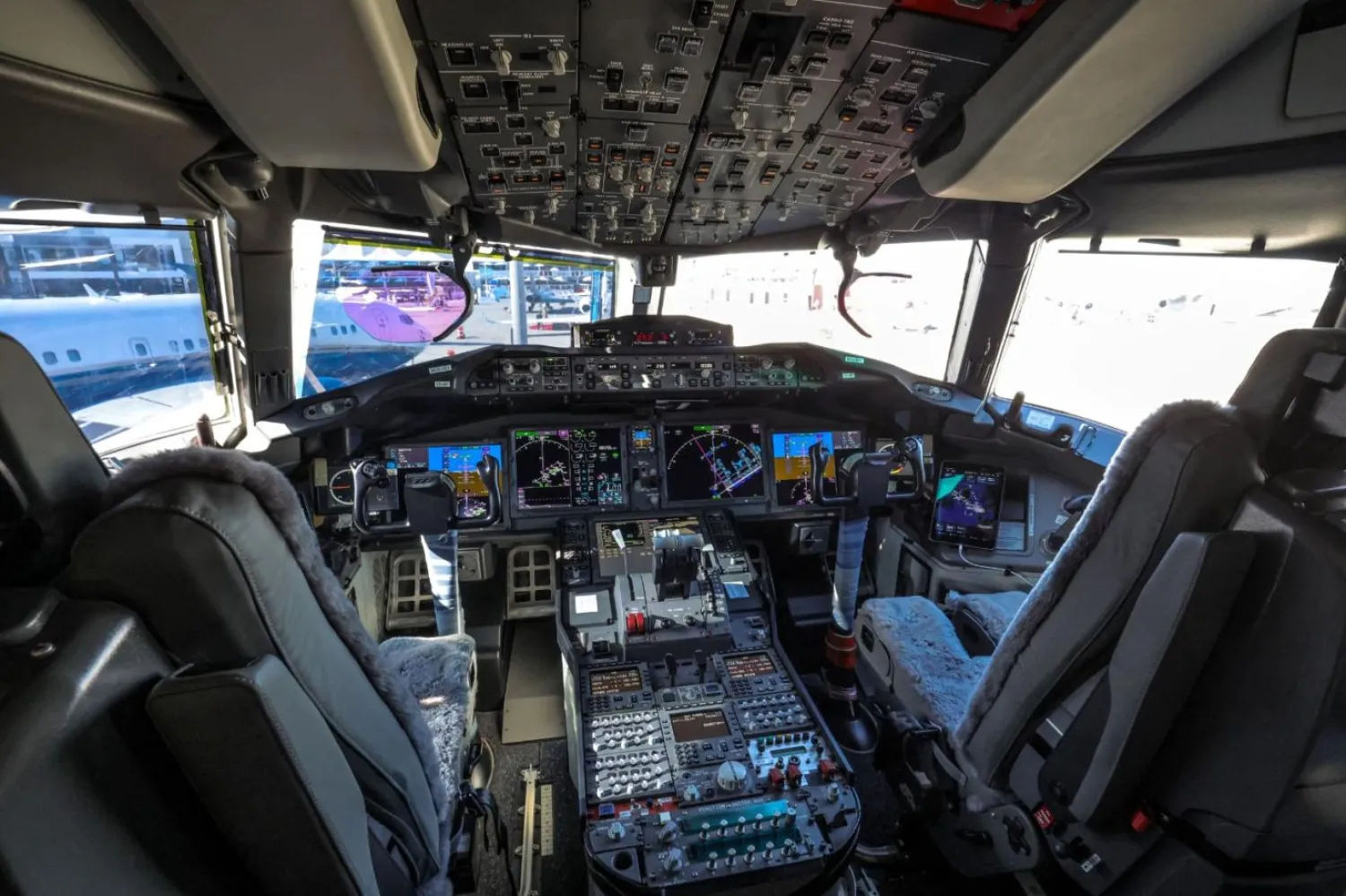 Boeing 777-9 yolcu uçağının pilot kokpitinin ve uçuş güvertesinin iç görünümü (AFP)