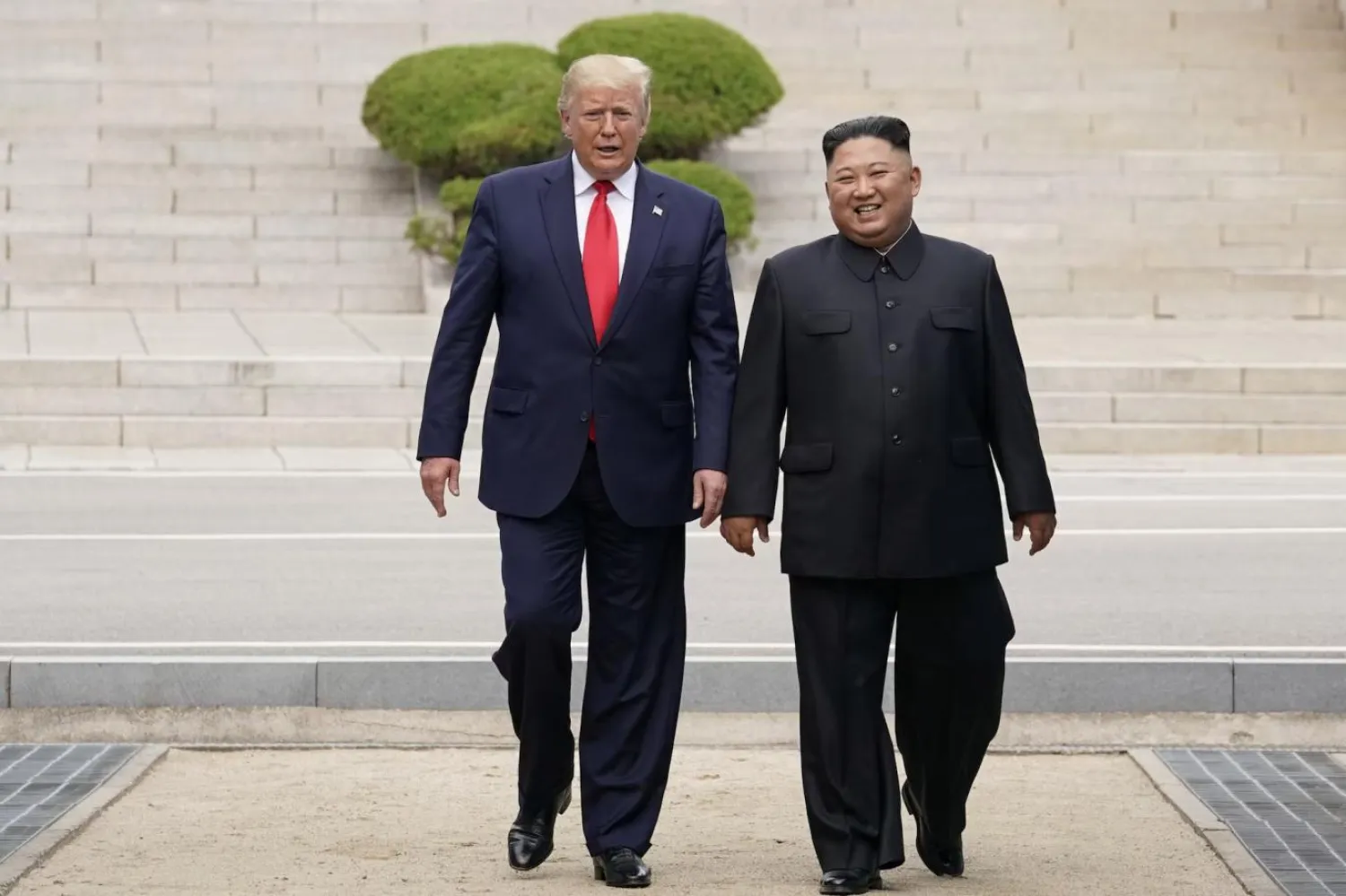 Trump, Kuzey Kore ve Güney Kore arasındaki fiili sınır olan Silahsızlandırılmış Bölge'de (DMZ) Kim'le buluşup Pyongyang'a giderek Kuzey Kore toprağına adım atan ilk ABD lideri olmuştu (Reuters)