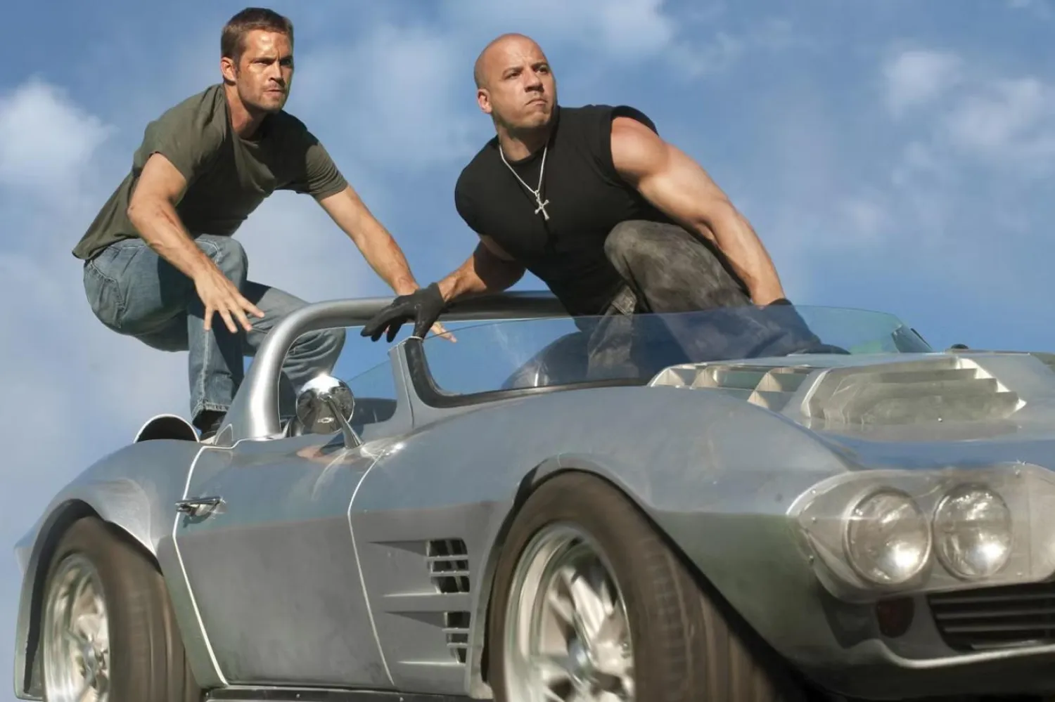 Hızlı ve Öfkeli 5: Rio Soygunu'nda (Fast Five), eski polis Brian (solda), Dominic Toretto'yu (sağda) hapisten kaçırarak Brezilya'nın Rio de Janeiro kentine götürüyor (Universal Pictures)