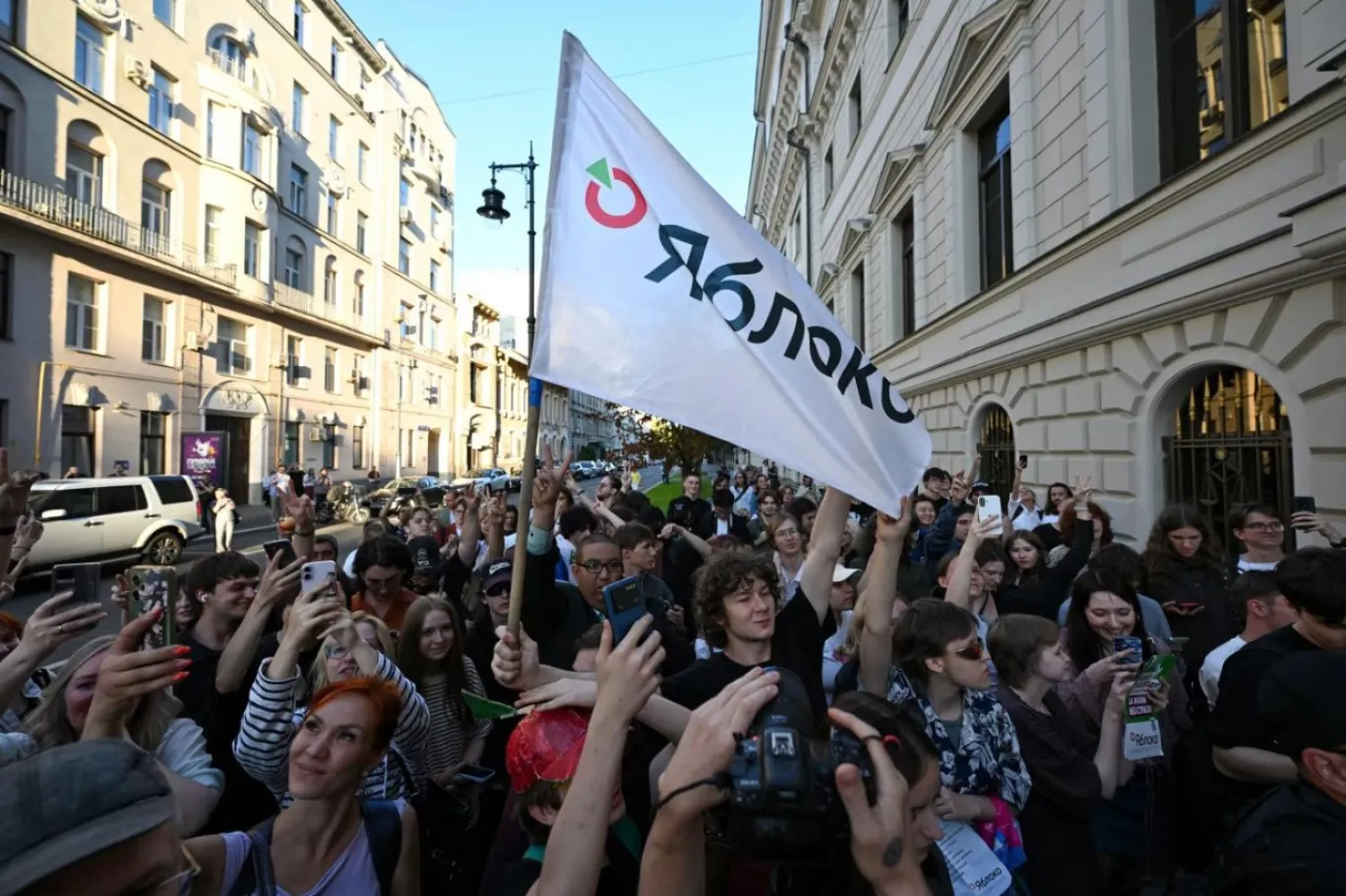Partinin seçimlerde liste dışında bırakılmasına karar verilen duruşmada Yabloko destekçileri mahkeme önünde protesto düzenlemişti (AFP)