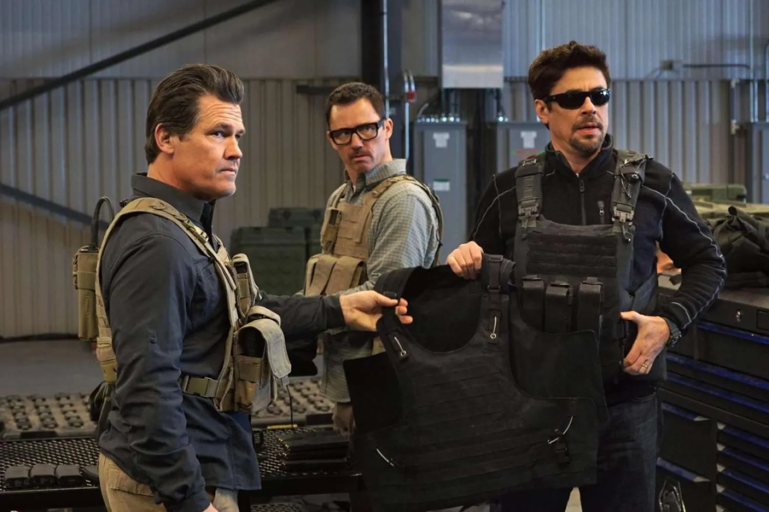 58 yaşındaki Amerikalı aktör Josh Brolin (solda), Sicario ve devam filminde hedefe ulaşmak için ahlaki sınırları esnetmekten çekinmeyen, sert ve pragmatik CIA operasyon görevlisi Matt Graver rolünde (Lionsgate)
